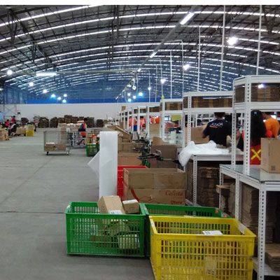 Mengintip Kesibukan di Gudang Lazada