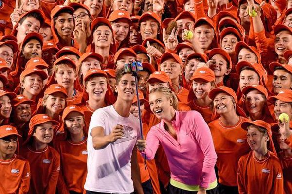 Ketika Wabah Tongsis Hinggapi Seleb Dunia