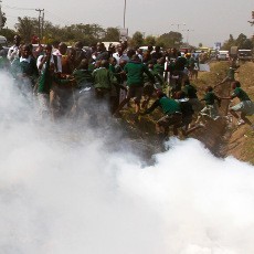 Tembakkan Gas Air Mata ke Anak Sekolah yang Demo, Polisi Kenya Dikecam