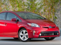 Kalibrasi Ulang Airbag, Toyota Tarik Ribuan Unit Prius V