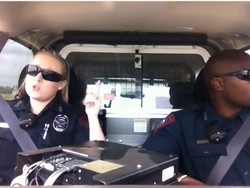 Aksi Konyol Polisi Nyanyi Lagu Pop di Mobil Patwal