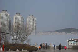 Aneh & Unik, Pantai Berselimut Kabut di Tiongkok