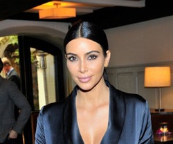 Demi Cantik, Kim Kardashian Rela Disetrum