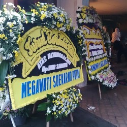 Karangan Bunga Duka Cita Jokowi dan Megawati di Rumah Bob Sadino