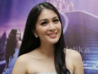 Si Cantik Sandra Dewi, Cinderella dari Indonesia