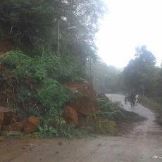 Jalan Mustofa Kamal Pasa Tertimbun Longsor