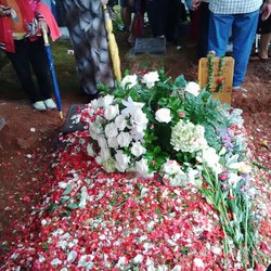 Bob Sadino Dimakamkan Satu Liang dengan Ayahnya