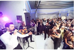 Maroon 5 Ternyata Cuma Pura-pura Jadi Tamu Tak Diundang di Pernikahan?