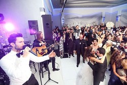 Bukti Foto Maroon 5 Hanya Akting Jadi Tamu Tak Diundang di Pernikahan