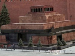 Hiii...Dua Seniman Rusia Lakukan Pengusiran Setan di Makam Lenin