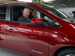 Kagumi Mobil Listrik, Pangeran Charles Datangi Pabrik Nissan Leaf