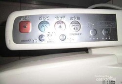 Toilet dengan Tombol & Remote di Jepang, Ribet atau Canggih?