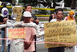 2 Kelompok Pedemo Pro-Kontra Kasus Korupsi Adu Orasi di Kejati DIY