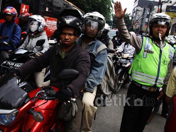 Ada Olah TKP, Arteri Pondok Indah Macet