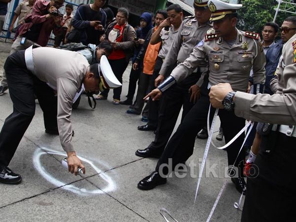 Polisi Olah TKP Tabrakan Maut