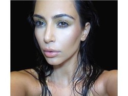 Kim Kardashian Ungkap Cover Buku Kumpulan Selfie