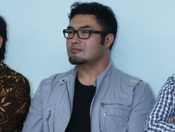 Pakai Batu Akik, Surya Saputra Dikira Dukun