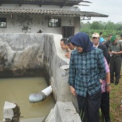 Selain Sang Menteri, Anak Buah Mentan Juga Blusukan ke Irigasi Banten