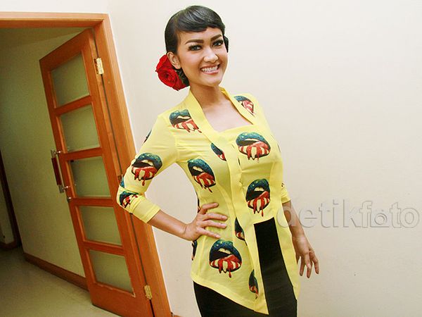 Kebaya Bibir Julia Perez