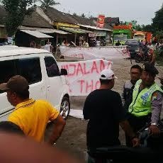 Jalur Alternatif Kediri-Blitar Rusak, Warga Blokade Jalan
