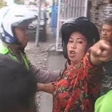 Seorang Wanita Memaki Polisi Saat Merazia Bentor di Mojokerto