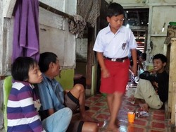 Urus Keluarga yang Lumpuh, Ridwan Tetap Berprestasi di Sekolah