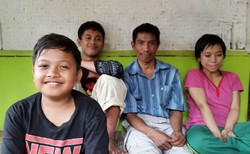 Hampir Seluruh Keluarganya Lumpuh, Ridwan Takut Menderita Penyakit Sama