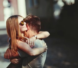 Satu Pelukan Setiap Hari Bantu Cegah Penyakit Flu, Ini Buktinya