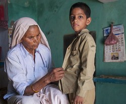 Kerepotan Ibu Tertua di Dunia Mengurus Anaknya yang Berumur 6 Tahun