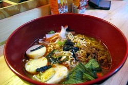Miegalomen dan Jang Manies: Hangat Gurih Ramen Komplet dan Lembut Manis Miau Coconut Ice