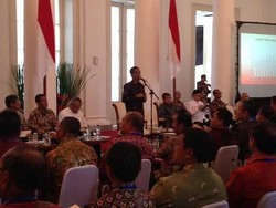 Jokowi Minta Bupati Mudahkan Izin untuk Investasi