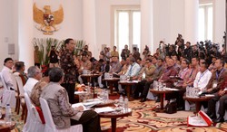 Jokowi Telepon dan Bisik-bisik dengan Tjahjo Kumolo di Istana Bogor