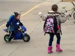 Walah, Bocah TK Ini Pacu Motor Sport Mungil ke Sekolah