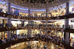 Di Dubai Bisa Belanja Sambil Nonton Ratusan Hiu!