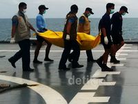 6 Jenazah Korban AirAsia Dievakuasi
