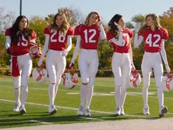 Apa Jadinya Jika Model Lingerie Beraksi Jadi Pemain American Football?