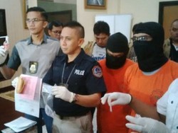 Dirilis Polisi, Ari Padi Acungkan Salam Metal