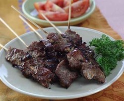 Dingin-dingin Begini Enaknya Bikin Sate Ayam Kuah dan Sate Sapi untuk Makan Siang