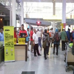 Transportasi Bandara Kuala Namu, Taksi Gelap Sampai Kereta Modern