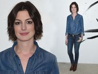 Tampil Kasual, Anne Hathaway Tetap Cantik