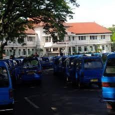 Ratusan Sopir Angkot Demo Bus Sekolah di Balai Kota Malang