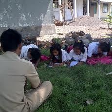 Proyek Rehab Sekolah Mangkrak, Siswa SDN di Situbondo Belajar di Halaman