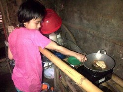 Ketangguhan Devi, Kakak Ridwan yang Tetap Berusaha Masak Meski Lumpuh