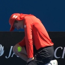 Ouch! Ball Boy Ini Terkena Bola Super Kencang di Selangkangan