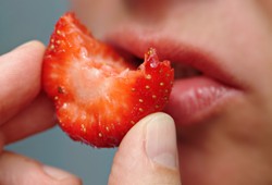 Makan Buah Potong Lebih Sehat dari Minun Jus Buah, Ini Alasannya