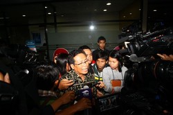 Relawan Dua Jari Fadjroel Rachman Datangi KPK