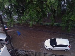 Motor dan Mobil Tak Bisa Melintas di Jl Yos Sudarso dan Jl Boulevard Kelapa Gading