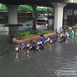Terobos Banjir di Jl Yos Sudarso Jakut, Belasan Motor Mogok