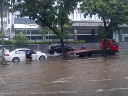 Terjebak Banjir, BMW Putih ini Mogok di Kelapa Gading