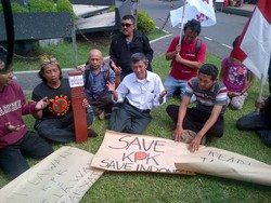 Demo Bawa Nisan, Aktivis Antikorupsi Semarang: Ini Cicak Vs Kebun Binatang